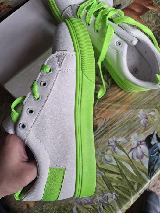 Стилни бели кецове с неоново зелени детайли