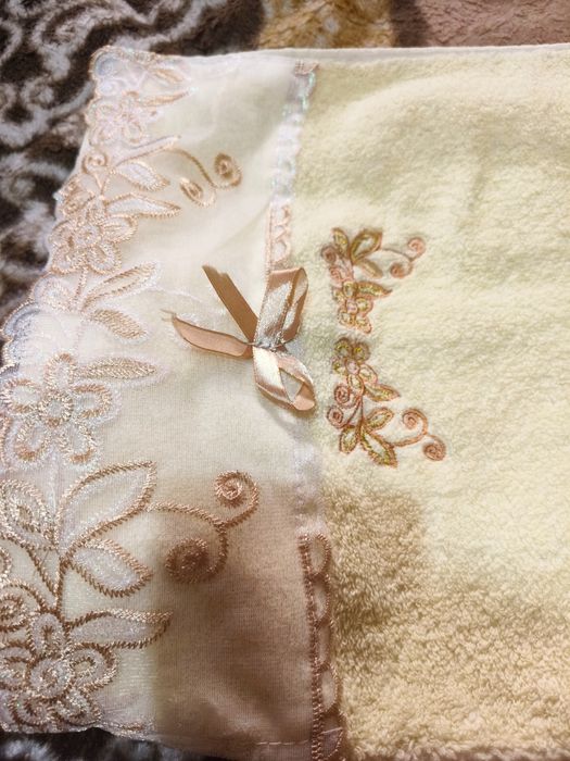 Полотенце с вышивкой золотое