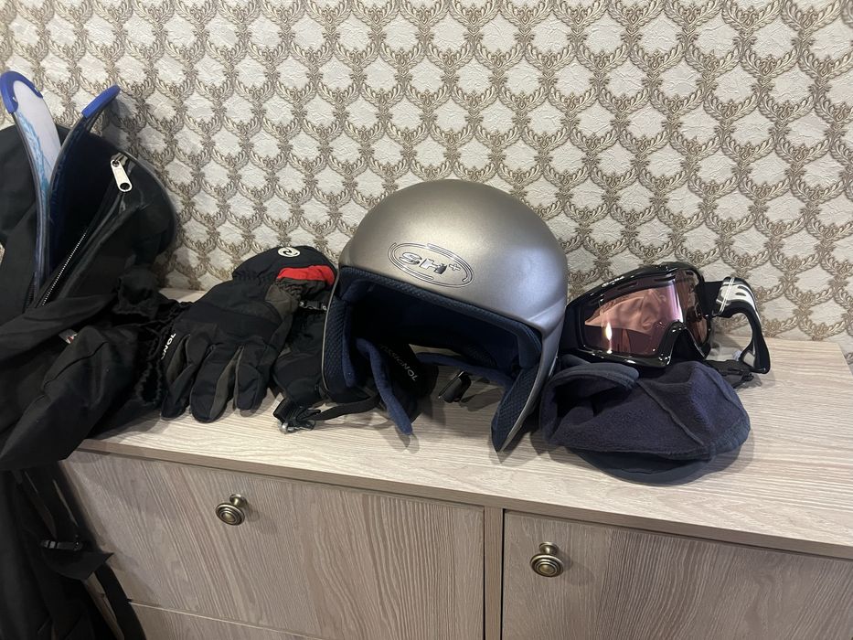 Лыжи ботинки шлем перчатки