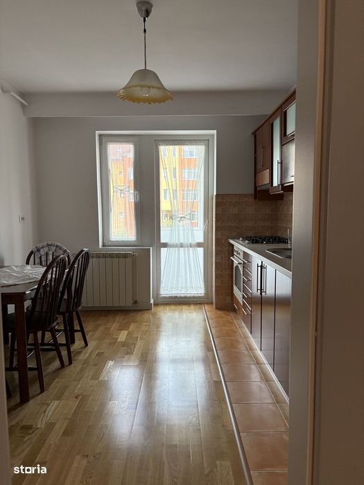Apartament cu 4 camere, garaj , beci, pod și 3 balcone