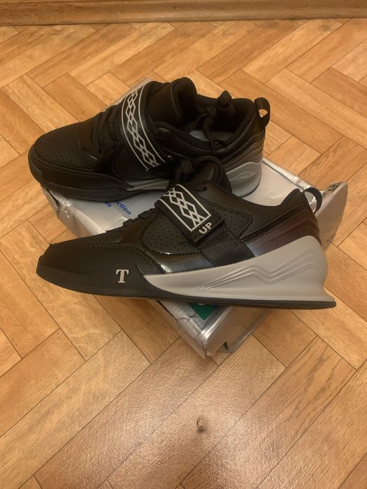 Продам кроссовки новые  39 размер