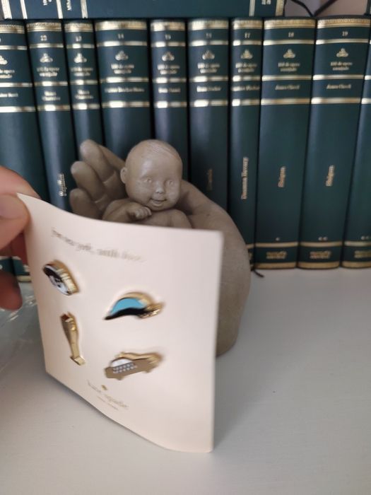 Pin-uri kate spade noi