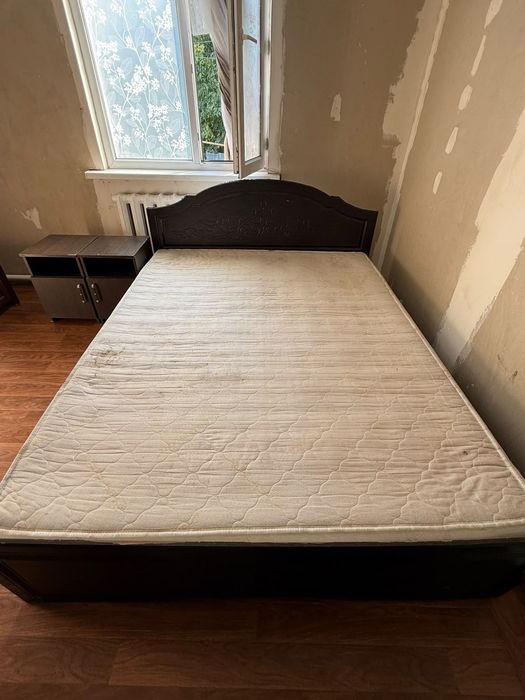 Продам кровать + в комплекте тумбочки самовывоз