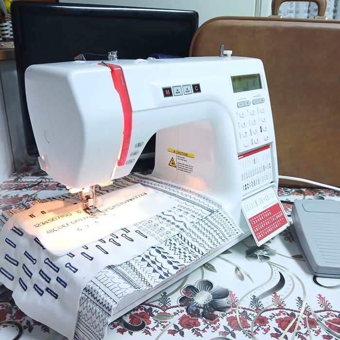 Masina de cusut VERITAS cu butoniera automata dintr-un singur pas