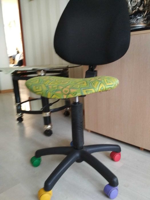 Стул  компьютерный,  в отличном  сост!