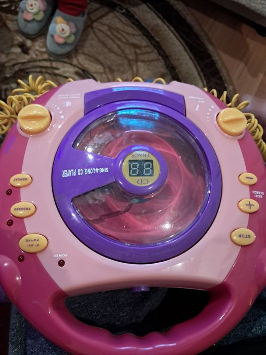 Vand Cd player pt copii avand si 2 microfoane incorporate pt a canta