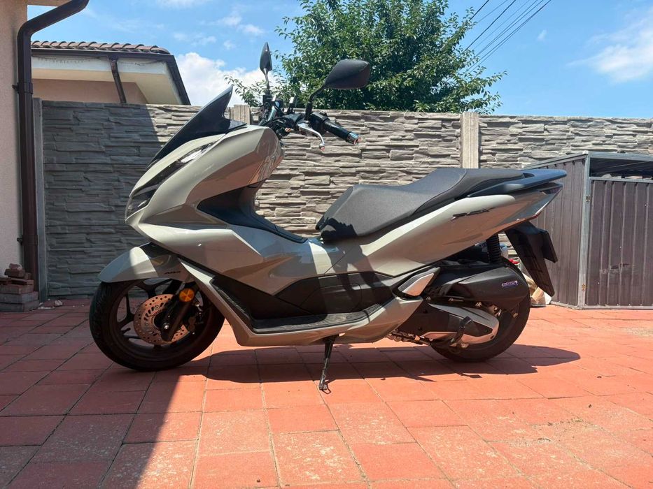 Vand scuter Honda PCX 125 - 2200 km - stare perfecta - garantie 2 ani!
