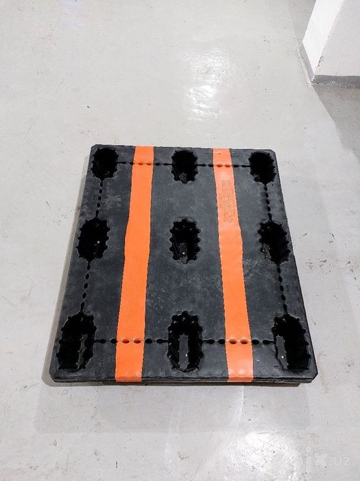 Plastik poddon  (palletlar) sotiladi.