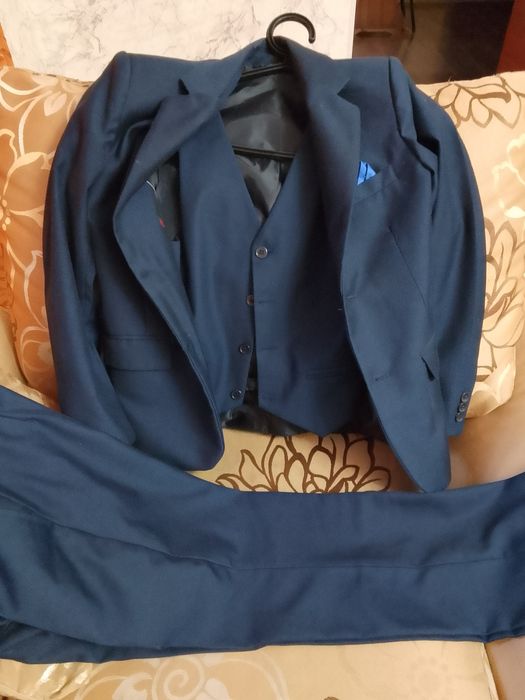 Продам два классических костюма!