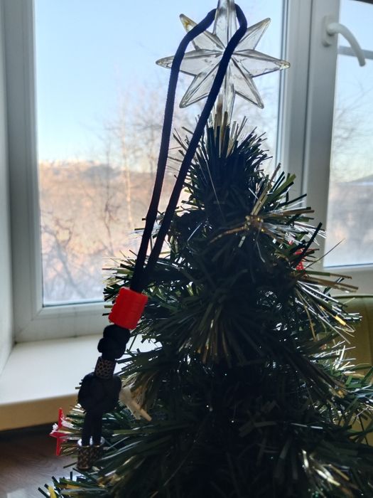 Темляк, бусина светится.