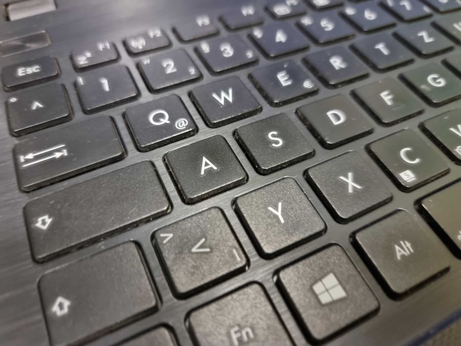 Лаптоп Asus подходящ за филми