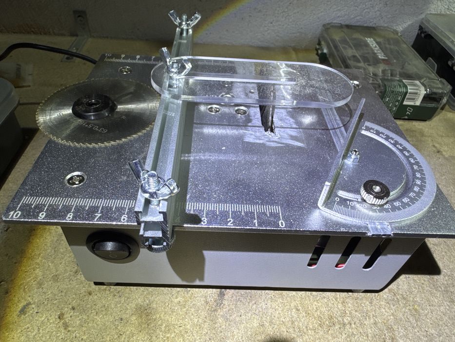 Mini circular pentru lemn/metal