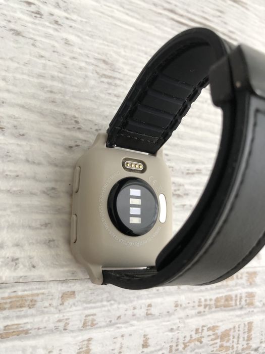 Garmin Venu SQ - кутия и кабел