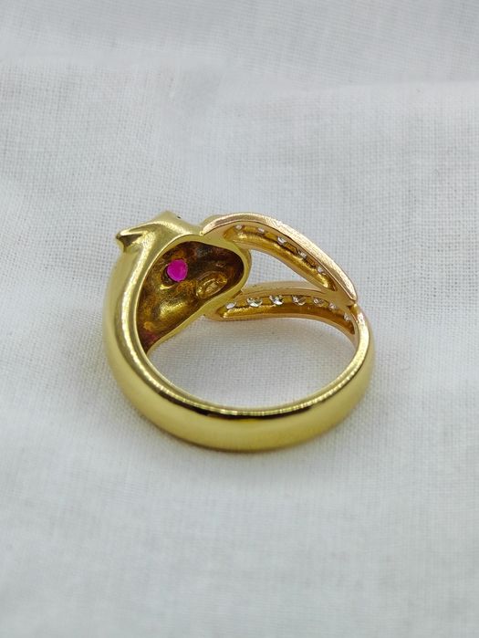 Златен пръстен Cartier с диаманти и рубинии