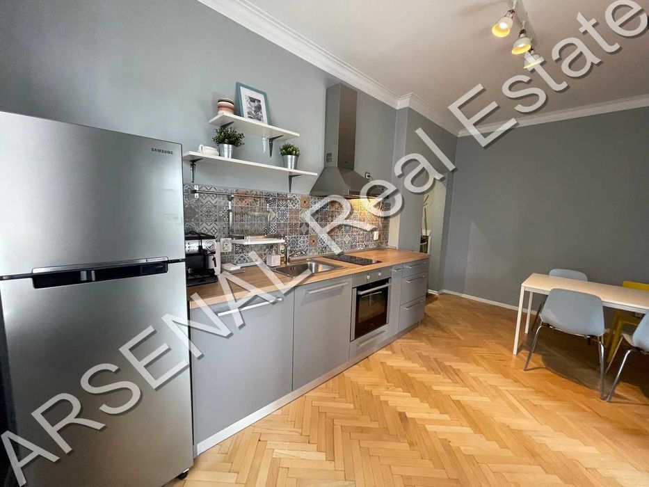 Дава се под наем Тристаен апартамент в София, Център - 100 кв.м за 790 € - Снимка #1