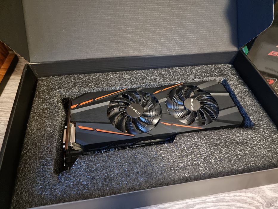 видеокарта и компьютер