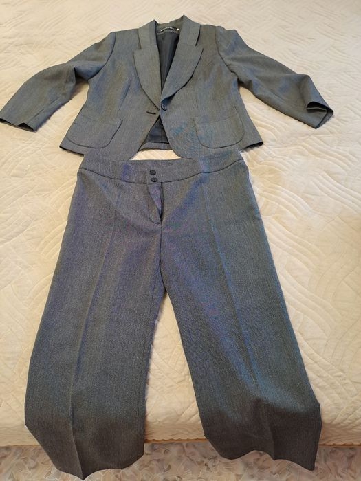 Женские костюмы, состояние нормальное