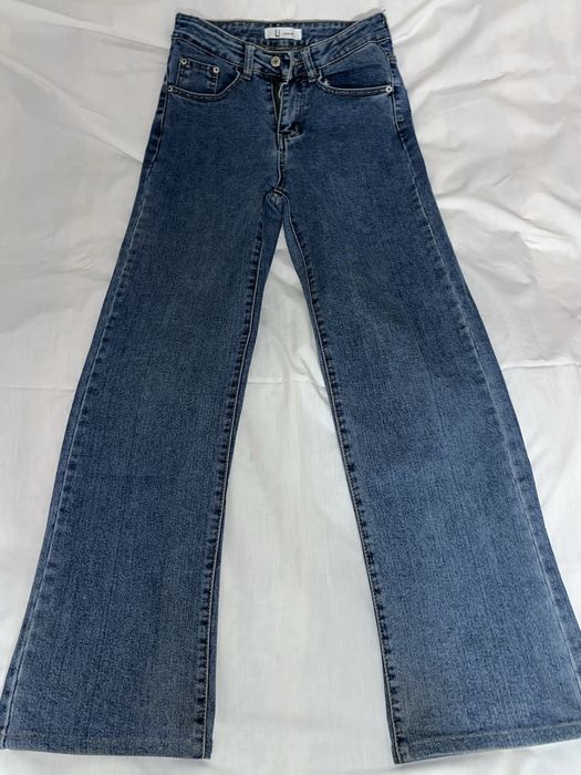 Темно-синие джинсы