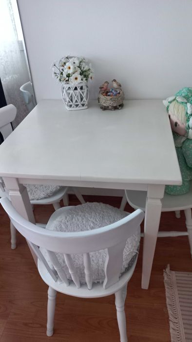 Masa alb-crem din lemn