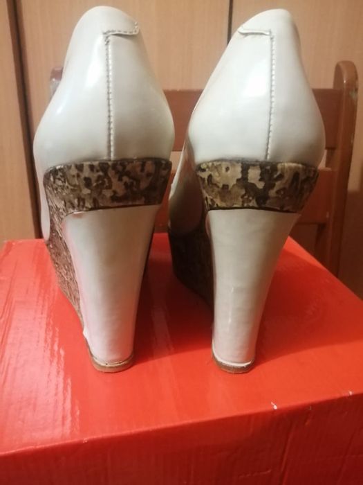 Продам туфли на высокой платформе