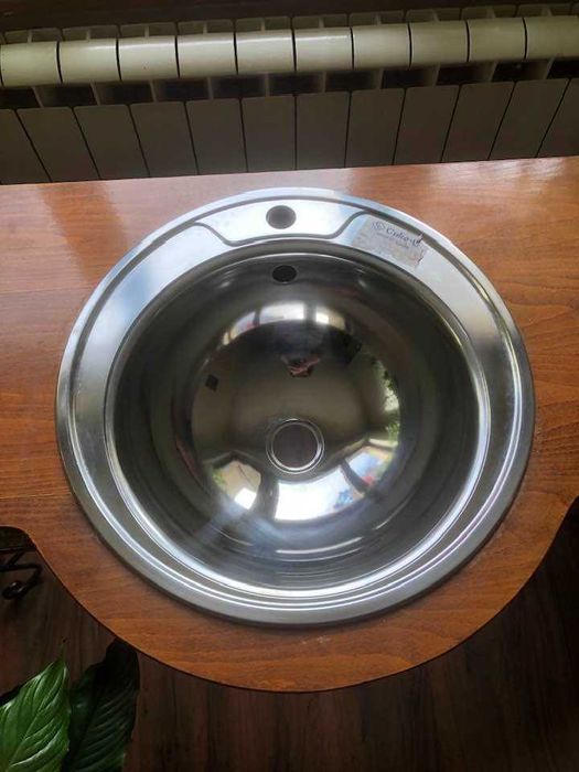 Две елегантни стоманени мивки за вграждане – ф 49 см и плот за едната