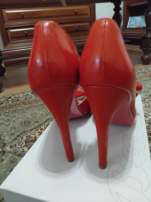 Vând pantofi eleganti