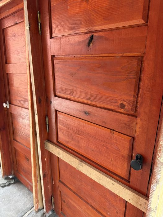 Usi din lemn de brad masiv