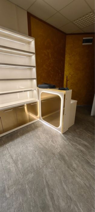 ПРОДАВАМ чисто ново обзавеждане за магазина