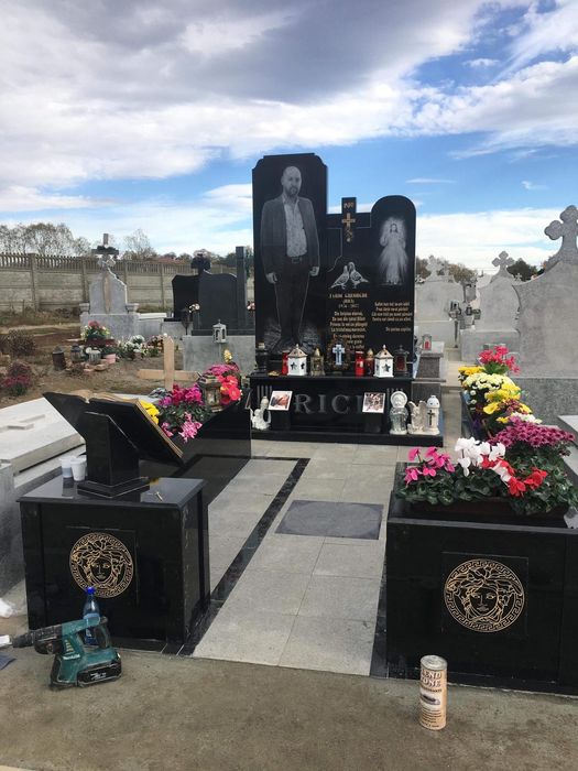 Monumente Funerare