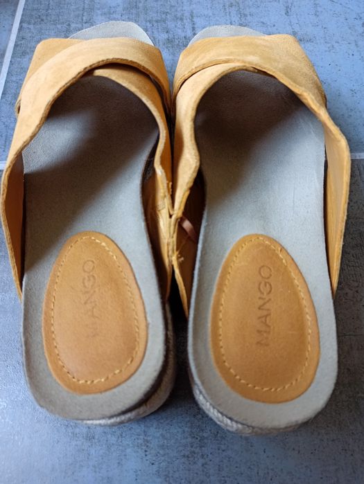 Велурени чехли с равна платформа и велурен клъч Mango