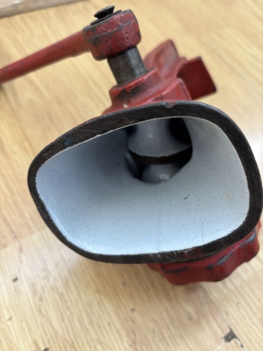 Masina de tocat Flacara din fonta