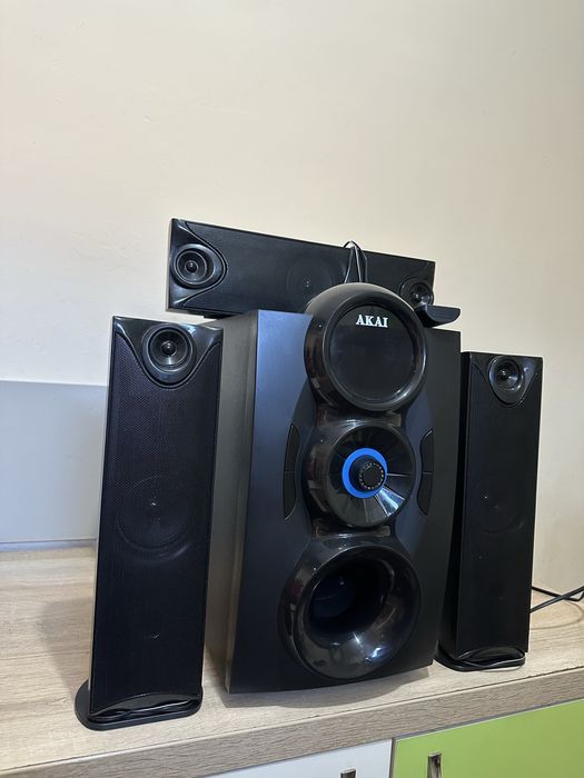 Vând sistem audio Akai SS028A-3208C, 3.1, bluetooth, radio FM negru