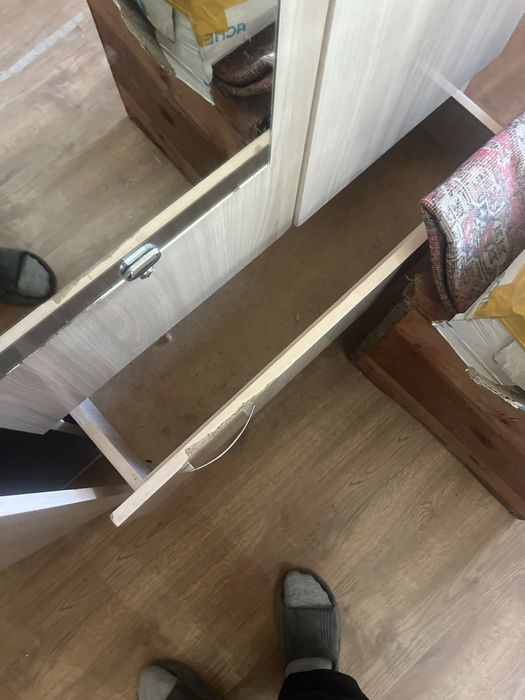Шкаф белый с зеркалом
