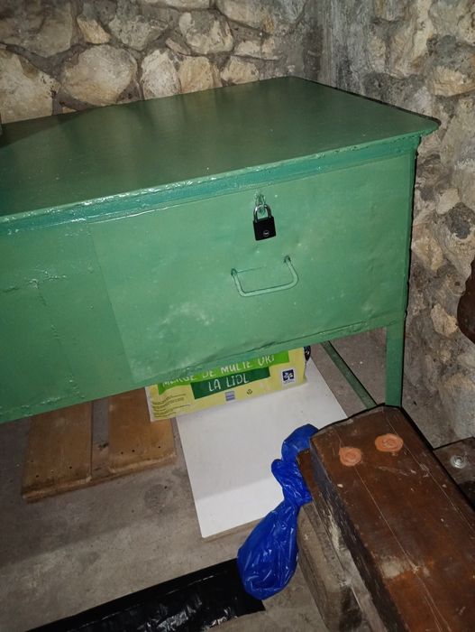 Vând banc de lăcătușerie cu sertar