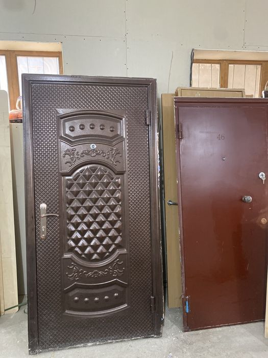 Бу есiк терезелер бар