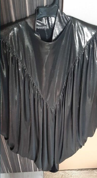 Чисто нова лъскава блуза тип прилеп