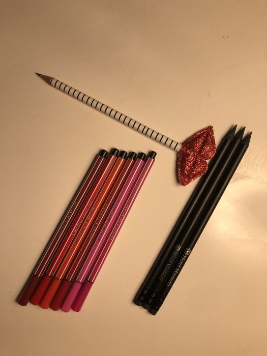 Моливи на hotel Marinela, цветни перящи се фулмастри, други моливи