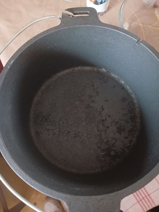 Vând ceaun din fontă (tuci) de 3,6 litri, adus din Germania,