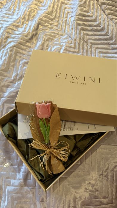 Зелена сатенена рокля Kiwini