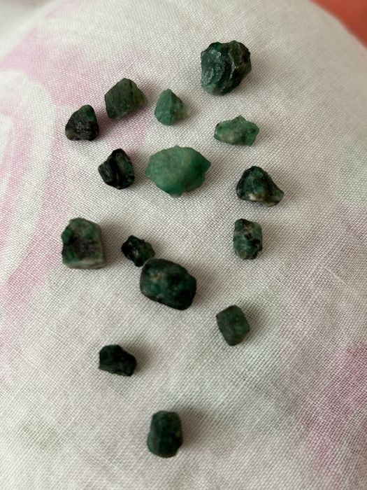 Необработанные Изумруды