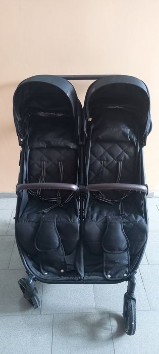 Продам двухместную коляску. В отличном состоянии. Всесезонная.