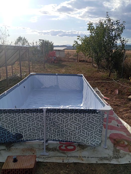 Vând piscină nouă