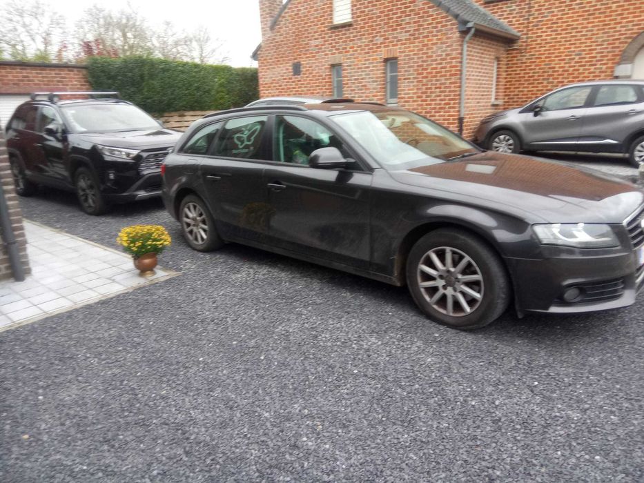 Audi A4,euro5,2009,motor 2l,disel,5 usi,culoare negru, 2 randuri de jante,2chei, 324000 km,masina ajunge di Belgia pe roti,este neinmatriculata