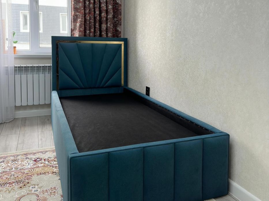 Односпальная кровать с матрасом