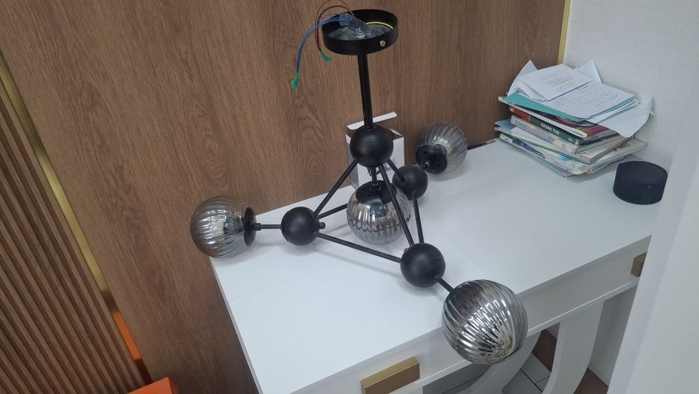 Стильная потолочная люстра в современном дизайне.