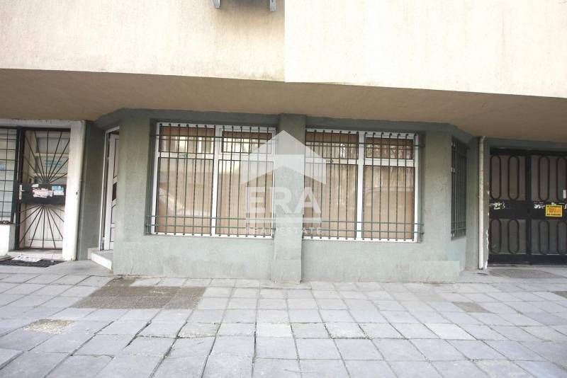 Партерен офис под наем, с лице 5 м, в тухлена жилищна сграда, в района