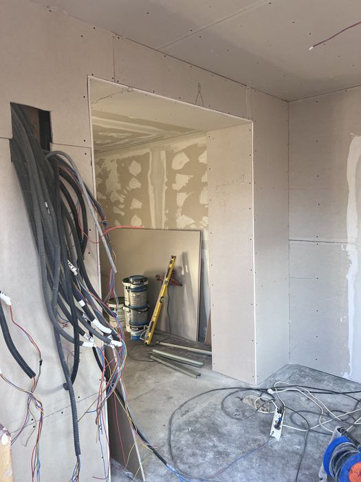 Zugrav-Rigips-Glet-Fatade-Tencuiala mecanizata-Parchet-Zugraveli