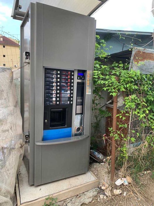 Вендинг Машина NECTA ASTRO с метален куфар и покрив