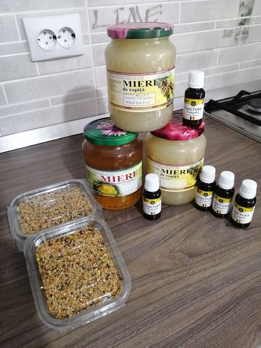Vând miere, polen, și tinctura de propolis. Miere de salcâm angro 27 de lei kg si miere de rapiță 15 lei kg.