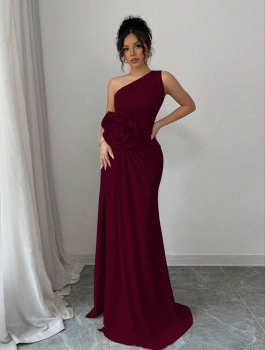 Рокля  с асиметрично деколте,